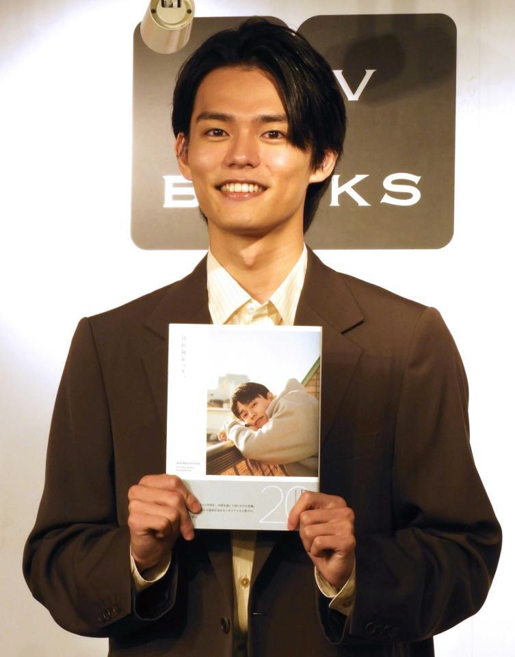 　フォトブックを手に笑顔を見せた日向亘