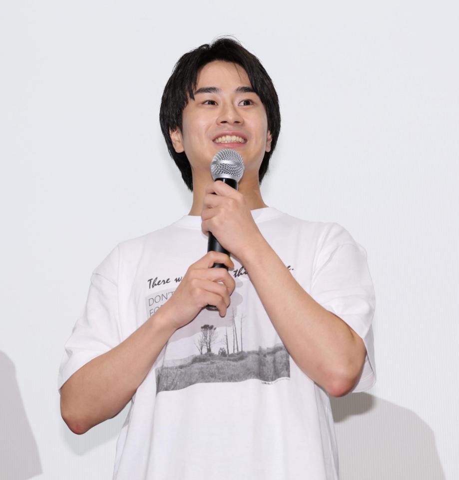 　客席に向かいあいさつする前田旺志郎（撮影・棚橋慶太）