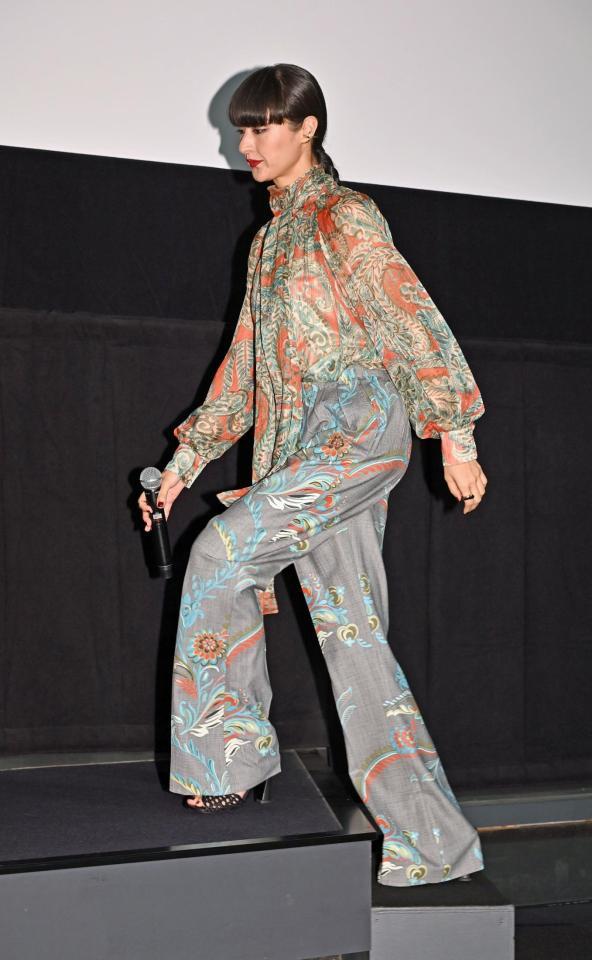 　舞台あいさつに登壇するシシド・カフカ（撮影・持木克友）