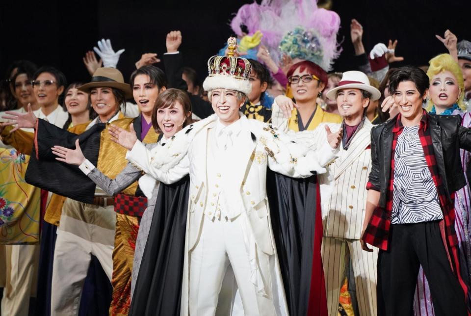 　『ＰＲＩＮＣＥ　ＯＦ　ＬＥＧＥＮＤ』で輝きを放つ桜木みなと（中央）。右手前は水美舞斗（撮影・高部洋祐）