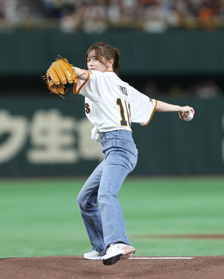 　始球式を務めた桜田ひより（撮影・佐々木彰尚）