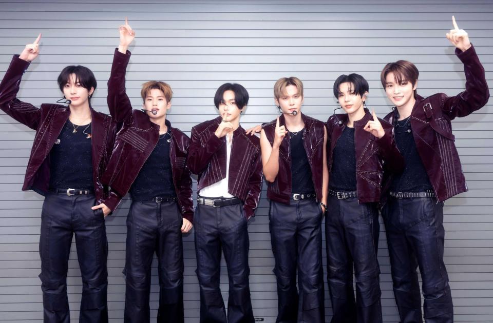 　本番前に笑顔でポーズを決めたＲＩＩＺＥ　©田中聖太郎写真事務所