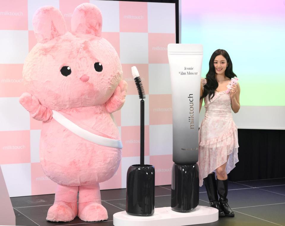 　マスコットのうさぎとポーズを決めるＴＷＩＣＥのＪＩＨＹＯ（撮影・堀内翔）