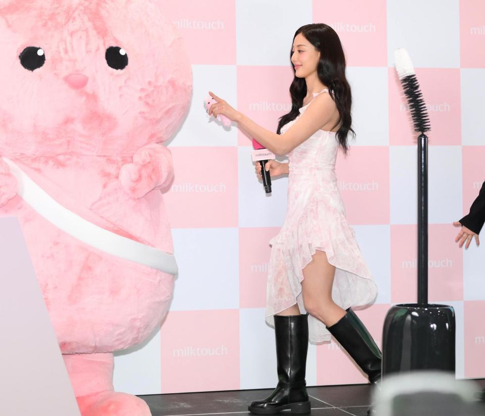 　マスコットのうさぎに指先でタッチしながら降壇するＴＷＩＣＥのＪＩＨＹＯ（撮影・堀内翔）