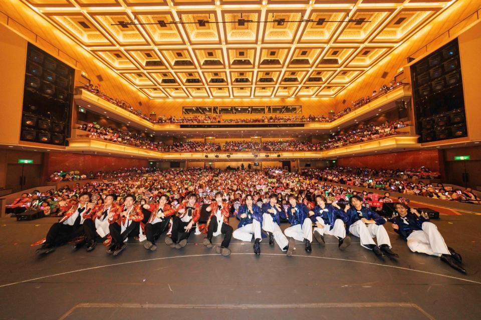 　明治座の客席バックに笑顔を見せたＳＨＯＷ-ＷＡ＆ＭＡＴＳＵＲＩ