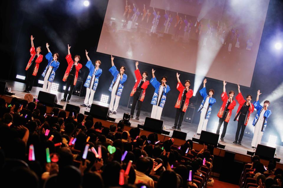 　ステージラストはグループカラーの法被姿で熱唱