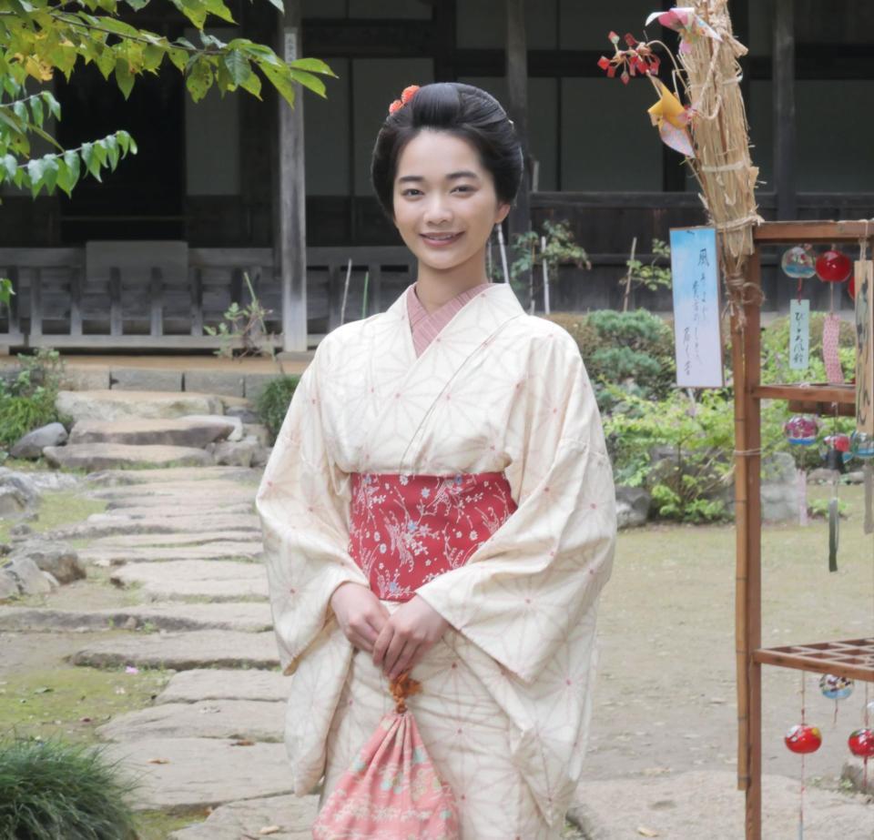 　役衣装姿でクランクインを報告する見上愛