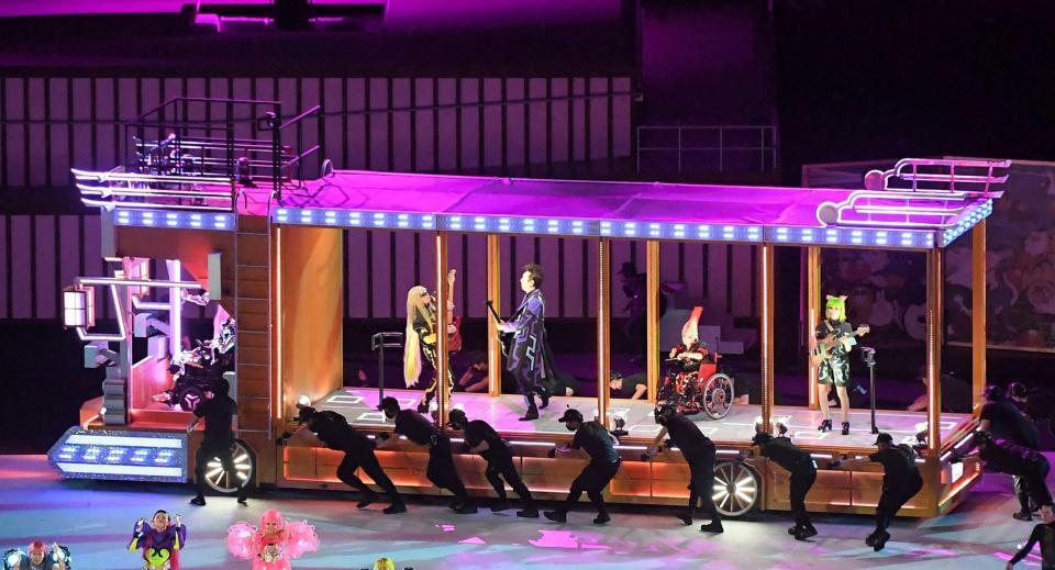 　２０２１年東京パラリンピック開会式。デコトラの中でギターを演奏する布袋寅泰（中央）＝国立競技場