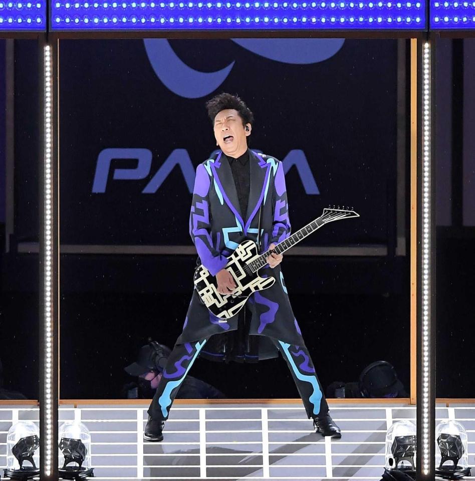 ２０２１年、東京パラリンピック開会式で演奏する布袋寅泰＝国立競技場