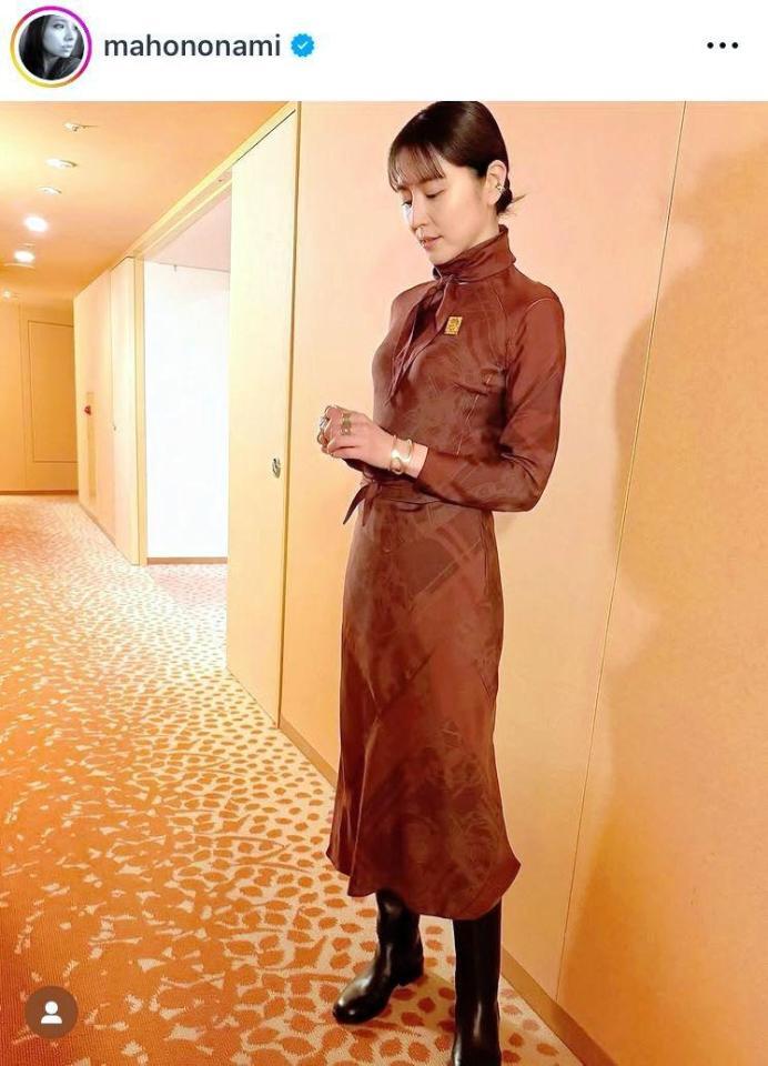 有馬記念のレセプションパーティではエルメスを。長澤まさみ。野波麻帆のインスタグラム＠ｍａｈｏｎｏｎａｍｉ（２４年１２月２３日付）より 