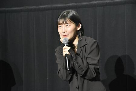 　恐縮して質問に答える伊藤沙莉