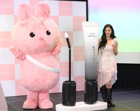 　マスコットのうさぎとポーズを決めるＴＷＩＣＥのＪＩＨＹＯ（撮影・堀内翔）