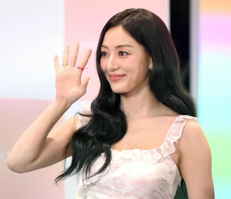 　日本語であいさつをしたＴＷＩＣＥのＪＩＨＹＯ（撮影・堀内翔）