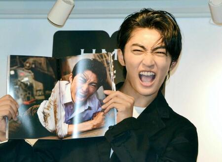 　お気に入りカットの表情を再現する日野友輔