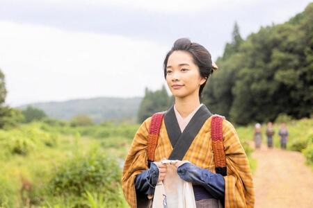 　那須の川沿いの道を歩くりん（見上愛）