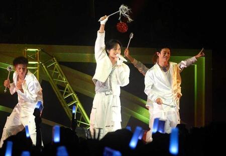 　会場を盛り上げる中島健人（中央）