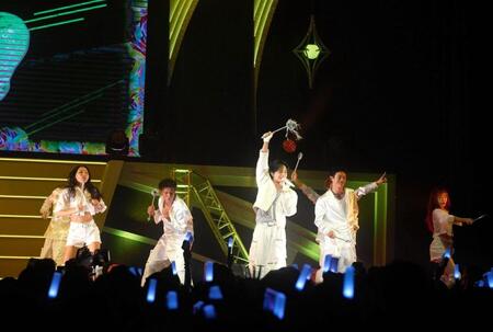 　パフォーマンスを行う中島健人（中央）