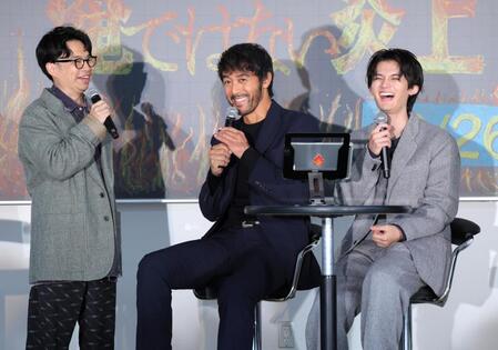 　ＳＮＳを利用して“炎上”を体験する（左から）浜野謙太、阿部寛、藤原大祐（撮影・棚橋慶太）