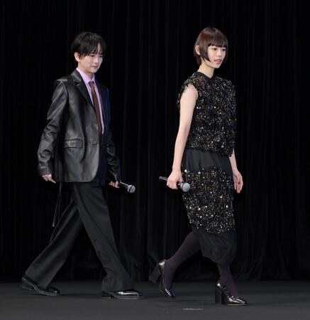 　登壇する杉咲花（右）と板垣李光人（撮影・棚橋慶太）