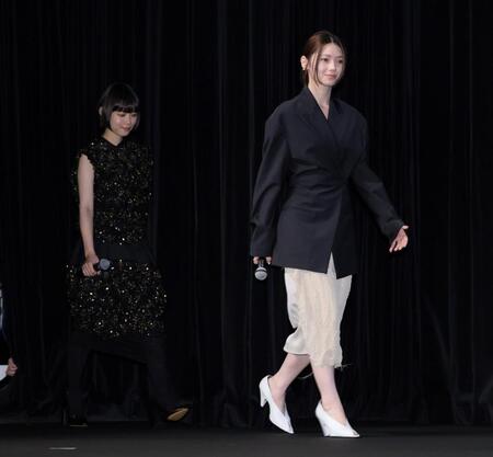 　登壇する南琴奈（右）と杉咲花（撮影・棚橋慶太）