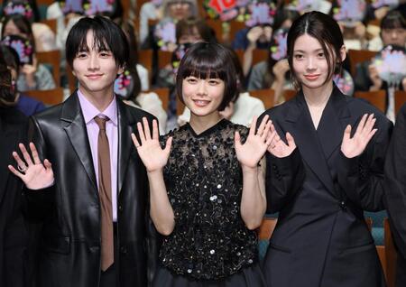　手を振る（左から）板垣李光人、杉咲花、南琴奈（撮影・棚橋慶太）