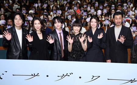 　手を振る（左から）くるま、筒井真理子、板垣李光人、杉咲花、南琴奈（撮影・棚橋慶太）