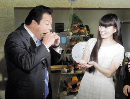 　２０１２年１２月、元横綱・千代の富士の九重親方と娘の秋元梢