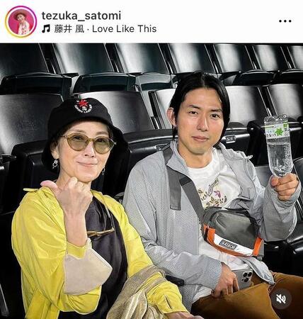 　次男・日南人とエスコンフィールドで。手塚理美のインスタグラム＠ｔｅｚｕｋａ＿ｓａｔｏｍｉより