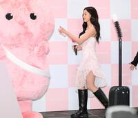 　マスコットのうさぎに指先でタッチしながら降壇するＴＷＩＣＥのＪＩＨＹＯ（撮影・堀内翔）