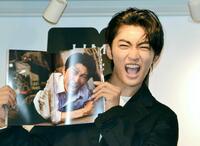 　お気に入りカットの表情を再現する日野友輔