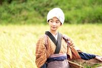 　畑仕事に励むりん（見上愛）