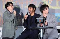 　ＳＮＳを利用して“炎上”を体験する（左から）浜野謙太、阿部寛、藤原大祐（撮影・棚橋慶太）