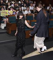 　南琴奈（右）をエスコートする杉咲花（撮影・棚橋慶太）