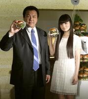 　２０１２年１２月、元横綱・千代の富士の九重親方と娘の秋元梢