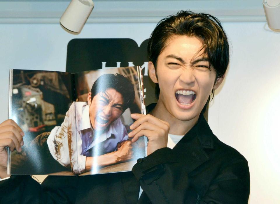 　お気に入りカットの表情を再現する日野友輔