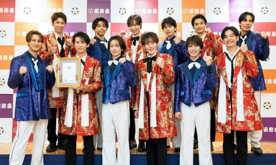 　明治座公演前に意気込みを語った（前列左から）渡辺真、寺田真二郎、小野寺翼、向山毅、松岡卓弥、井筒雄太（後列同）山本佳志、橋爪健二、塩田将己、鈴木渉、青山隼、柳田優樹