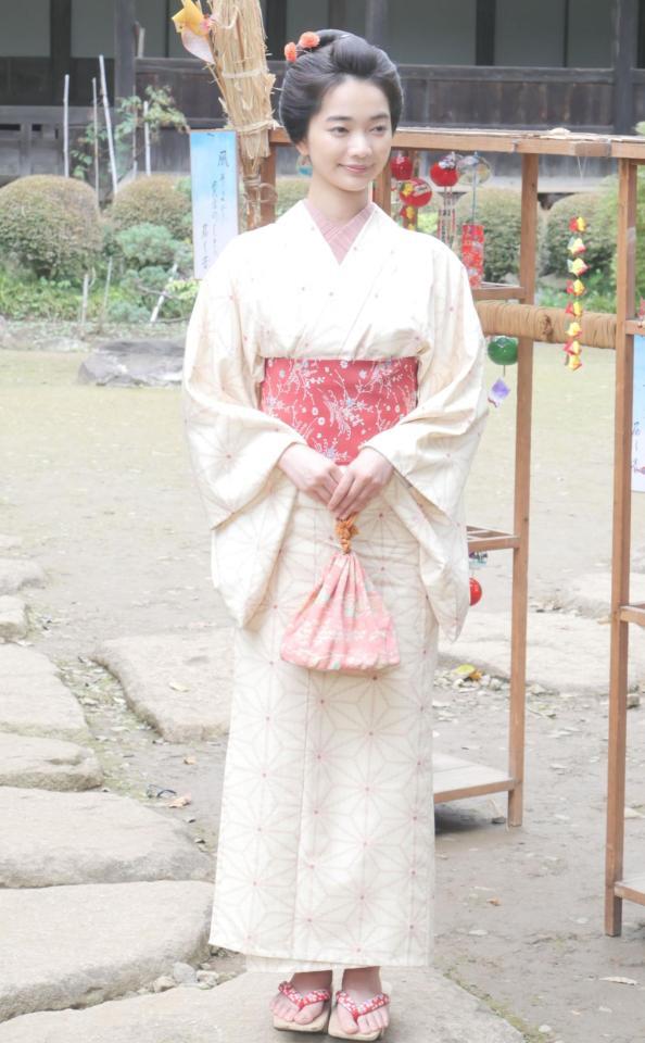 　役衣装姿でクランクインを報告する見上愛