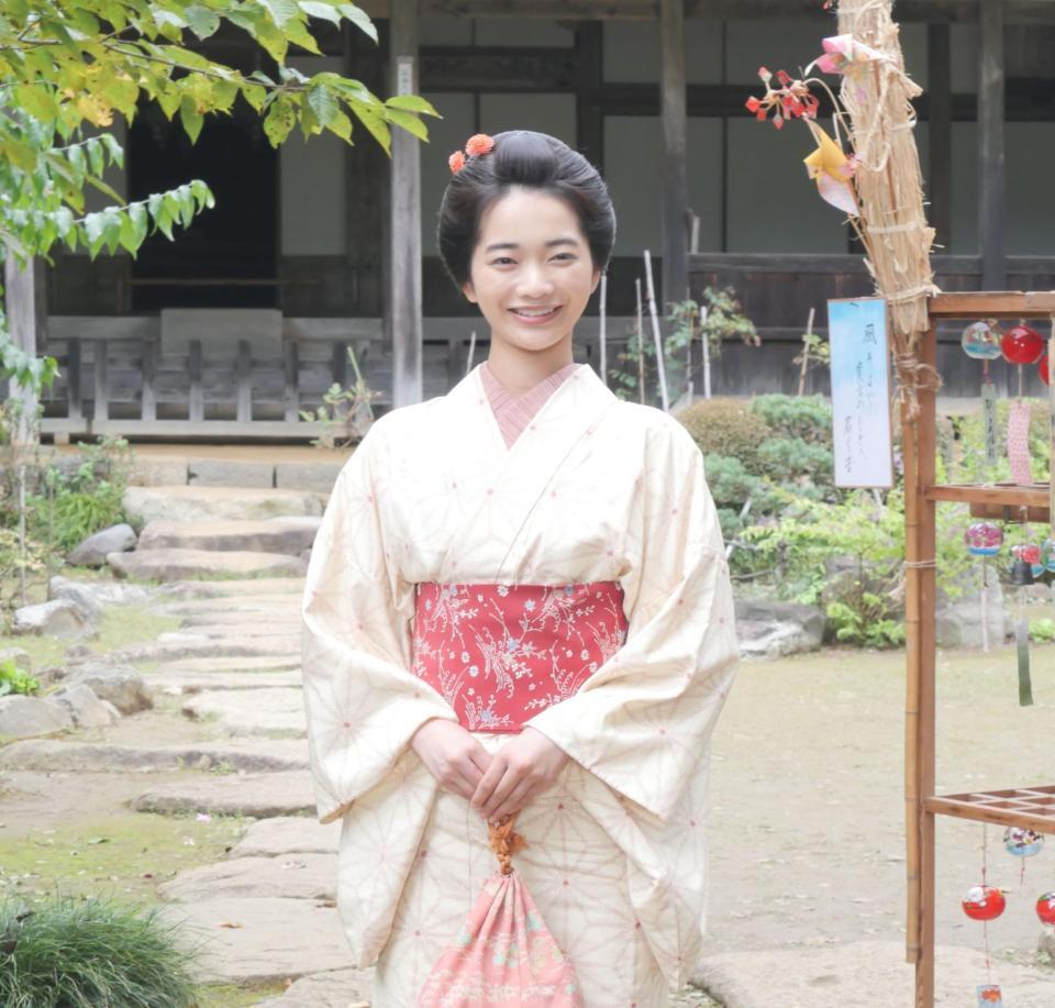 　役衣装姿でクランクインを報告する見上愛