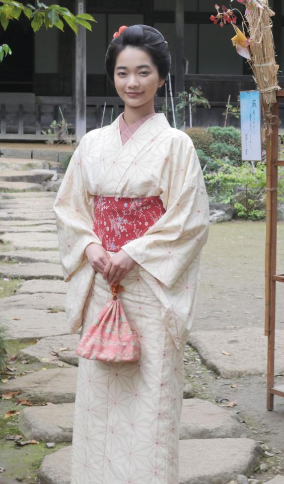 　役衣装姿でクランクインを報告する見上愛