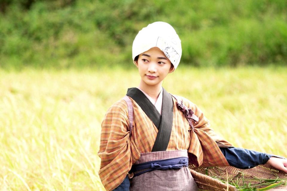 　畑仕事に励むりん（見上愛）