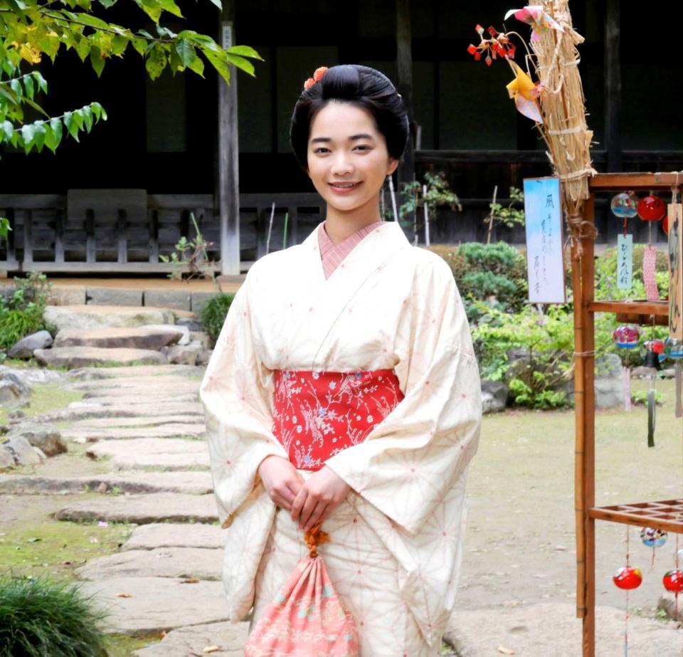 　役衣装姿でクランクインを報告する見上愛