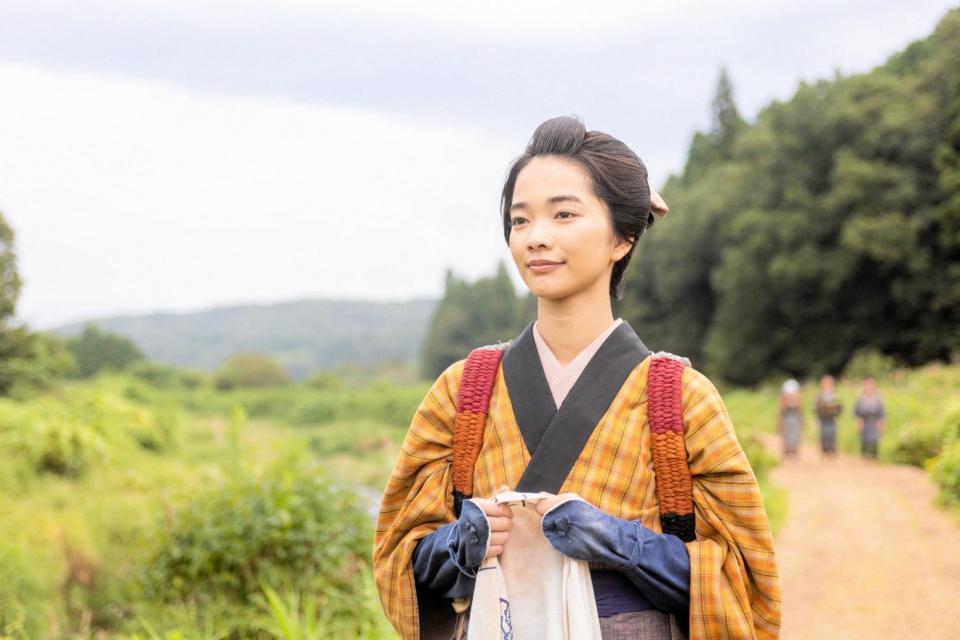 　那須の川沿いの道を歩くりん（見上愛）