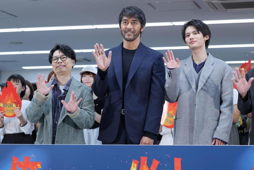 　手を振る（左から）浜野謙太、阿部寛、藤原大祐（撮影・棚橋慶太）