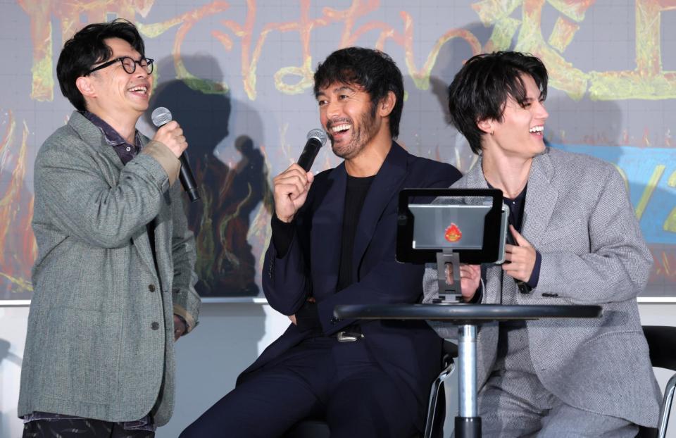 　ＳＮＳを利用して“炎上”を体験する（左から）浜野謙太、阿部寛、藤原大祐（撮影・棚橋慶太）