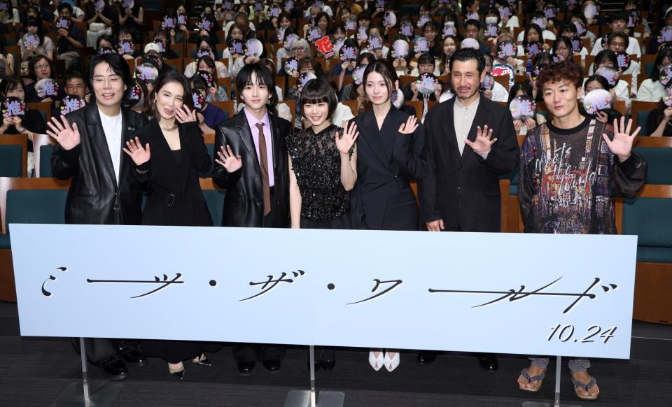 　手を振る（左から）くるま、筒井真理子、板垣李光人、杉咲花、南琴奈、松居大悟監督（撮影・棚橋慶太）