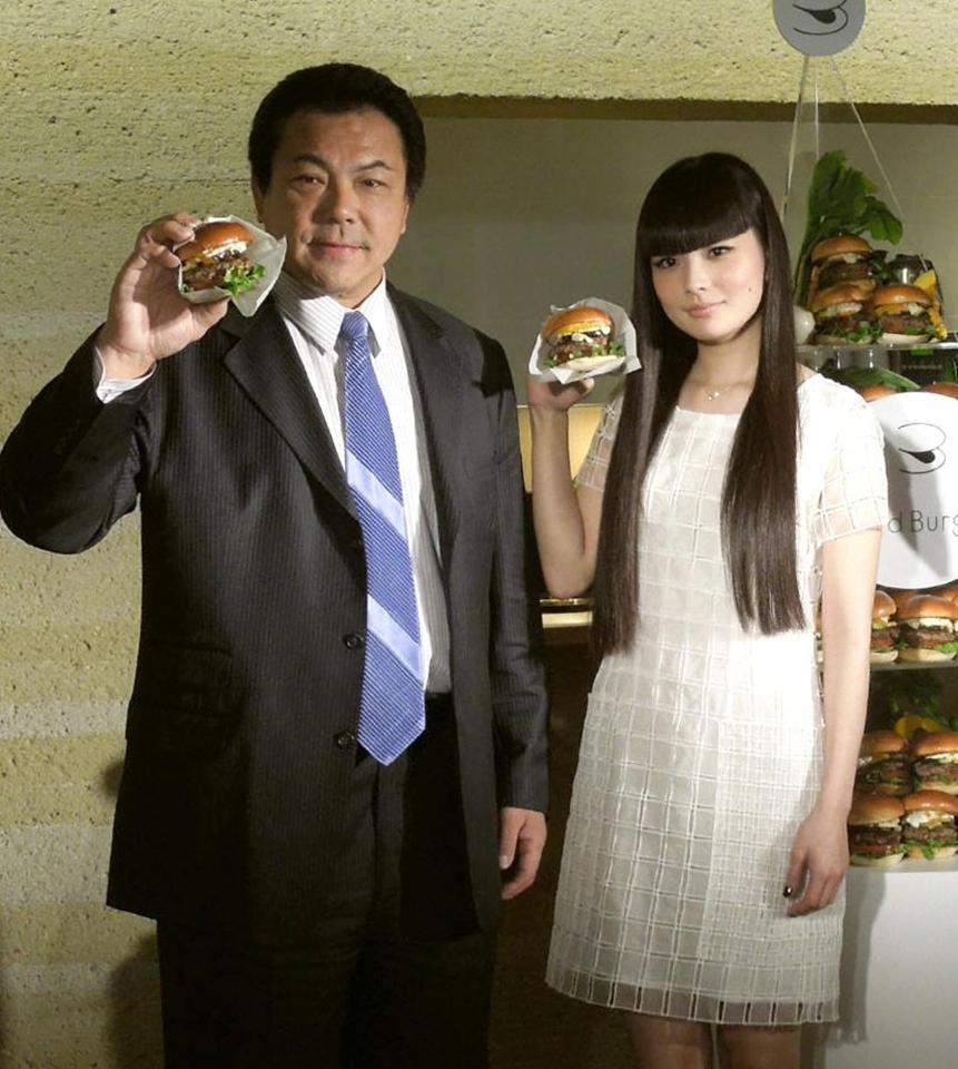 　２０１２年１２月、元横綱・千代の富士の九重親方と娘の秋元梢