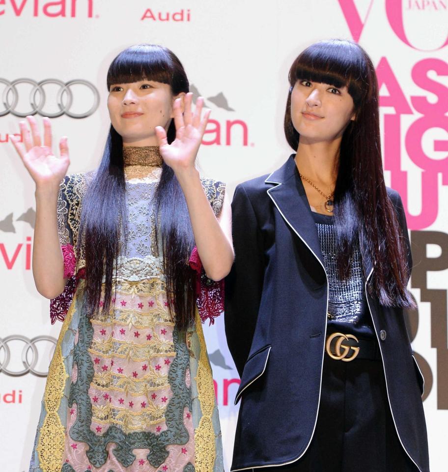 　２０１５年、イベントに参加した秋元梢（左）