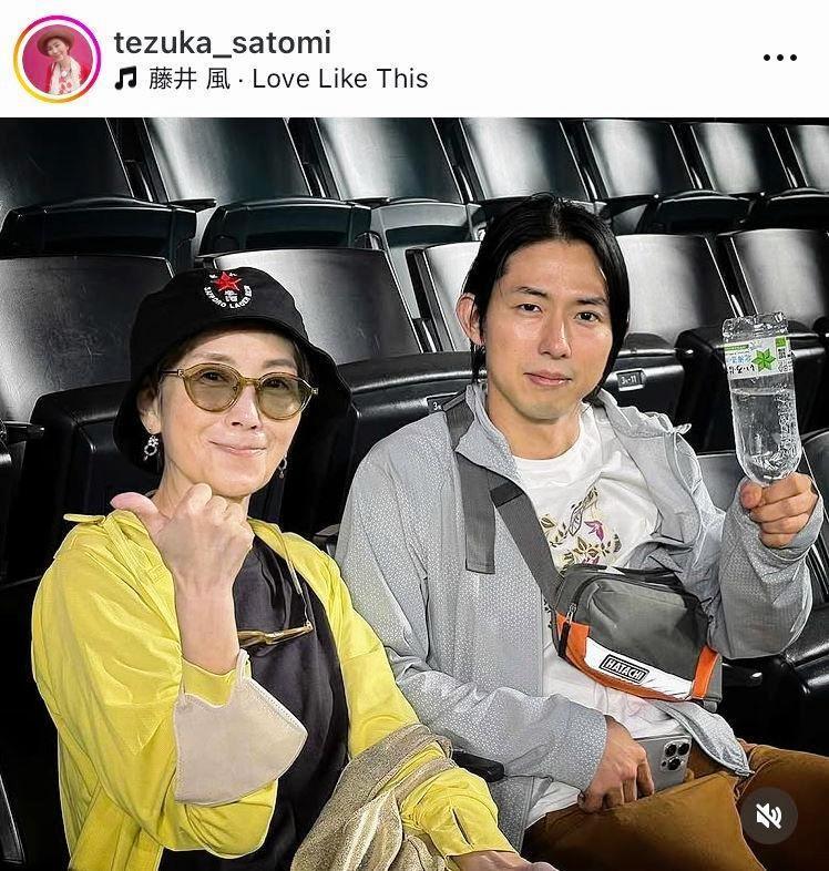 　次男・日南人とエスコンフィールドで。手塚理美のインスタグラム＠ｔｅｚｕｋａ＿ｓａｔｏｍｉより