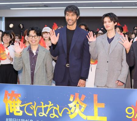 　手を振る（左から）浜野謙太、阿部寛、藤原大祐（撮影・棚橋慶太）