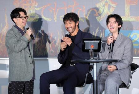 　映画のイベントで盛り上がる（左から）浜野謙太、阿部寛、藤原大祐